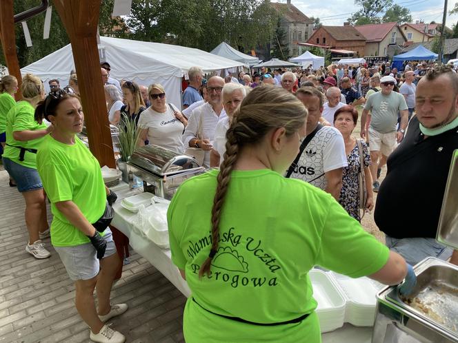 Gigantyczne kolejki po pierogi w Biesowie. Przygotowano ich ponad 50 tysięcy. Zobacz zdjęcia!