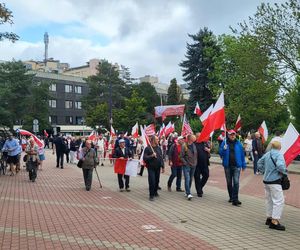 Pod Sejmem gromadzą się ludzie w oczekiwaniu na zaprzysiężenie Karola Nawrockiego 6.08.2025