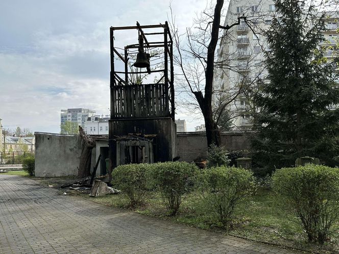Pożar zabytkowej dzwonnicy w Warszawie