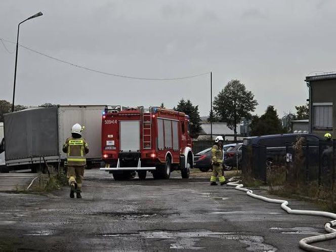 Gigantyczny pożar hali pod Lublińcem. Kłeby dymu widać z sąsiednich miast. Strażacy walczą z żywiołem