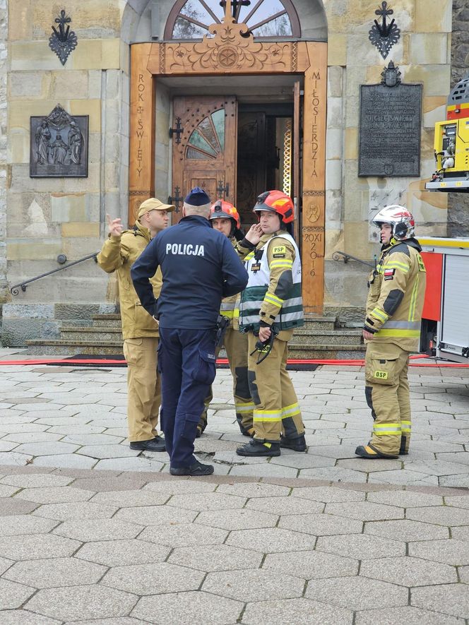 Dym przy Sanktuarium Świętej Rodziny na Krupówkach. Ćwiczenia strażaków w Zakopanem