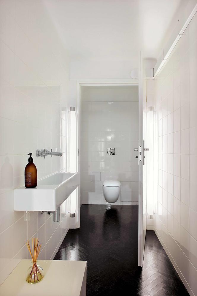 Minimalistycznie biała łazienka