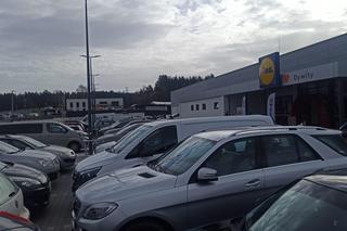 Tłumy na otwarciu nowego Lidla pod Olsztynem. Parking wypełniony po brzegi [ZDJĘCIA]