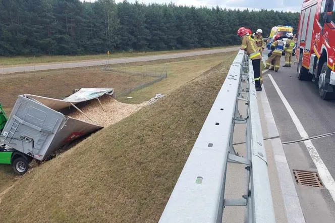 Cieżarówka spadła z wiaduktu na trasie DK61! Na miejscu działają służby. ZDJĘCIA