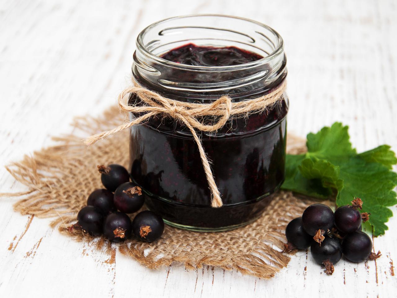 Jak zrobić dżem z czarnej porzeczki? Przepis na dżem porzeczkowy z wanilią i imbirem