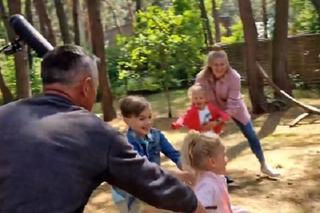 M jak miłość po wakacjach 2023. Nowa niania, Misiek (Aleksander Bożyk), bliźniaczki Emilka (Julia Kempka), Zuzia (Marcelina Kempka) na planie