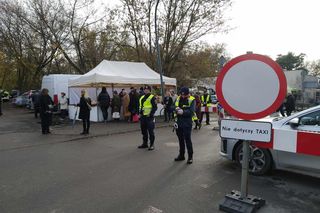 Wszystkich Świętych 2025. Sprawdź, jak dojechać na cmentarze w Łodzi. To musisz wiedzieć, by ominąć korki [MAPY]