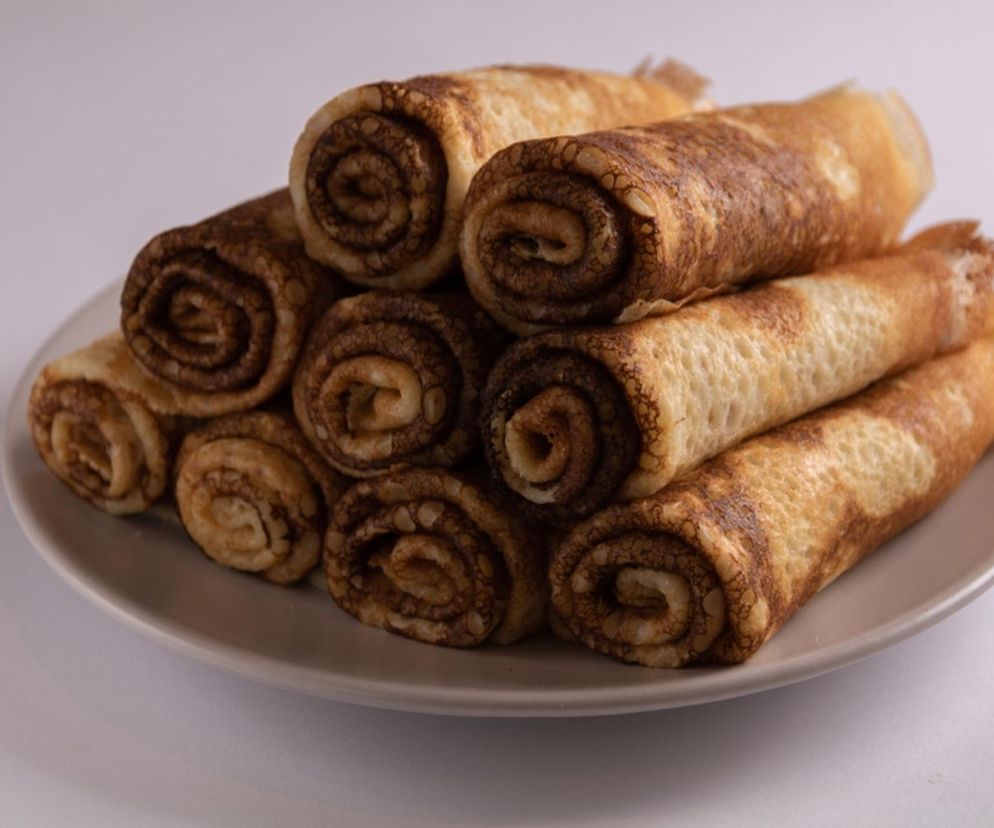 Zacznij dzień słodko. Naleśniki w stylu cynamonowych bułeczek