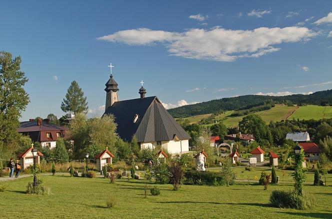 To jedna z najpiękniejszych małopolskich wsi. Według legendy mieszkały w niej czarownice