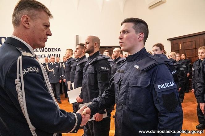 Nowi funkcjonariusze we Wrocławiu. Ponad połowa to policjantki! [ZDJĘCIA]
