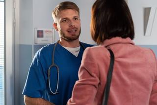 Na dobre i na złe, odcinek 803, Maks (Tomasz Ciachorowski), przedstawicielka fundacji Marta