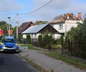 Zniszczony przez drona dach budynku mieszkalnego w miejscowości Wyryki
