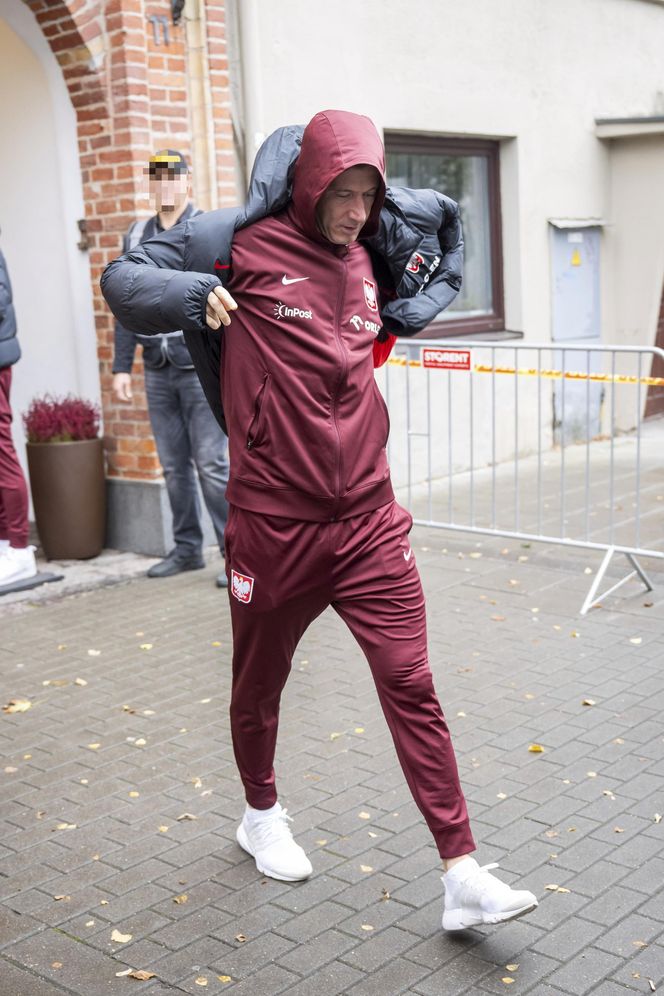 Reprezentacja zmokła na spacerze. Lewandowski się krył przed deszczem