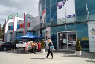 Zamość: Handel przed galerią Revia Park. Sprzedawcy przenieśli się przed galerię