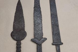 Starożytne miecze w przesyłce pocztowej