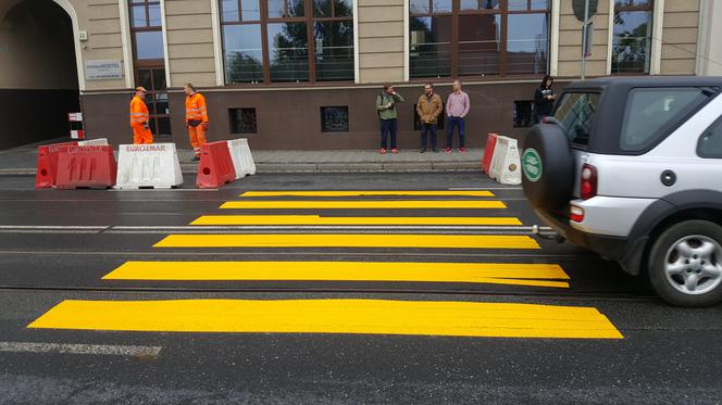 Przejście na "dziko" na ulicy Focha. Kiedyś dojdzie tu do tragedii