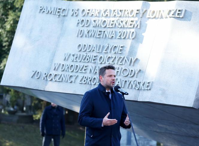 Dzisiaj jest dzień zadumy, dzisiaj jest dzień modlitwy, dzisiaj jest dzień ciszy - mówił prezydent Warszawy 10 kwietnia 2022