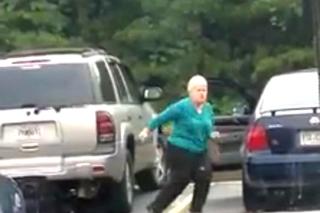 Babcia tańczy na parkingu i robi furorę!