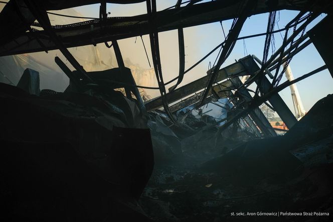  Kawle. Pożar zakładu przetwórstwa drobiowego. 120 strażaków walczy z żywiołem w czwartek, 14 sierpnia. Jeden z nich zaginął [ZDJĘCIA]