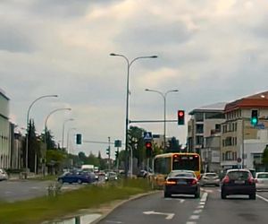 Monika Olejnik jedzie na czerwonym świetle, bo spieszy się do pracy