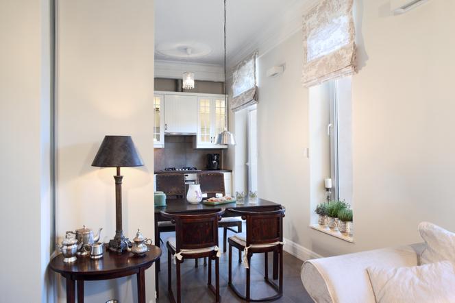 Biały apartament w starej kamienicy