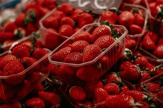 W woj. lubelskim już zebrano pierwszą łubiankę truskawek. Ile kosztują te owoce?