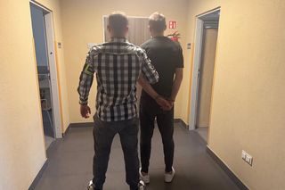 Pościg jak z filmu w Warszawie! W BMW środki odurzające i broń! Zobacz, co grozi zatrzymanej parze! 