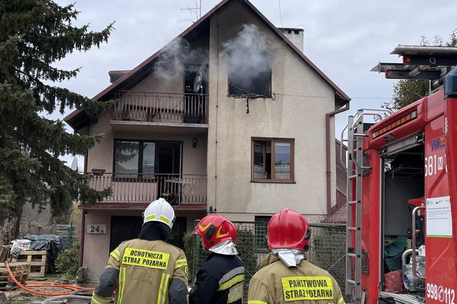 Tragedia w Kobyłce. Kobieta wyskoczyła z okna płonącego domu, jedna ofiara spłonęła żywcem