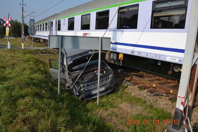 Kraksa pociągu z jeepem na niestrzeżonym przejeździe. Dwie osoby trafiły do szpitala