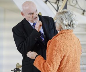 Gwiazdor Na Wspólnej zaatakowany przez fankę! Niech pan już przestanie chlać!