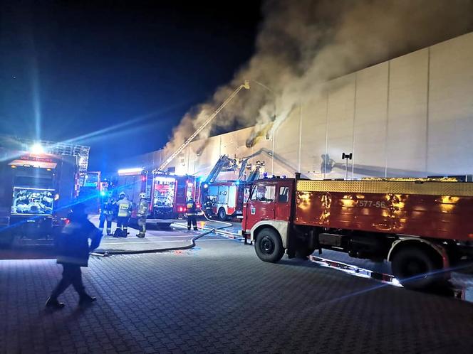 Płoną hale produkcyjne Tarczyński pod Wrocławiem. Strażacy od 7 godzin walczą z ogniem