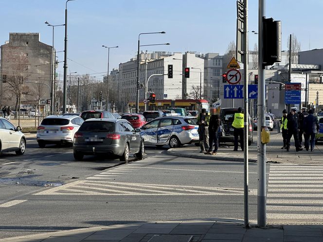 Kolizja zablokowała ruch na skrzyżowaniu. W rozpędzony radiowóz uderzył drugi samochód