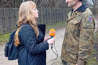 Karol (Marek) Łęgowski ze Skarszewa buduje bocianie gniazda. Montaż jednego z nich w Iławie