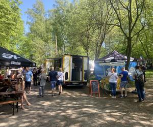 Festiwal Samków Food Trucków w Olsztynie 2024. Nad Ukielem można zjeść dania z całego świata [ZDJĘCIA]