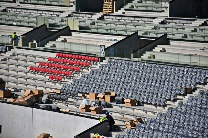 Montaż krzesełek na stadionie w Szczecinie