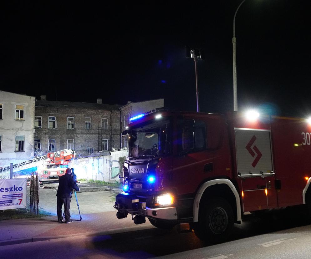 Pożar przy ul. Dąbrowskiego w Białymstoku. Strażacy gaszą budynek w centrum miasta