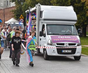 VI Toruński Marsz Równości. Przeciwnicy modlili się w centrum