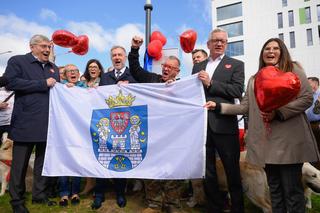 Poznań/ Otwarto Skwer Wielkiej Orkiestry Świątecznej Pomocy przy nowym szpitalu pediatrycznym