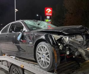 Wypadek na autostradzie A4. Samochód zderzył się z nieoświetloną przyczepką