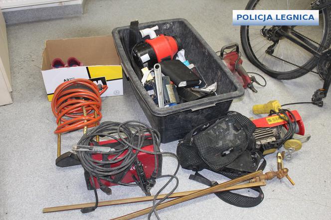 Skradzione elektronarzędzia i kable elektryczne, które zostały odzyskane przez policjantów