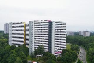 Katowice: 2-letni chłopiec wychylał się przez balkon na Osiedlu Tysiąclecia. Jego matka była na zakupach