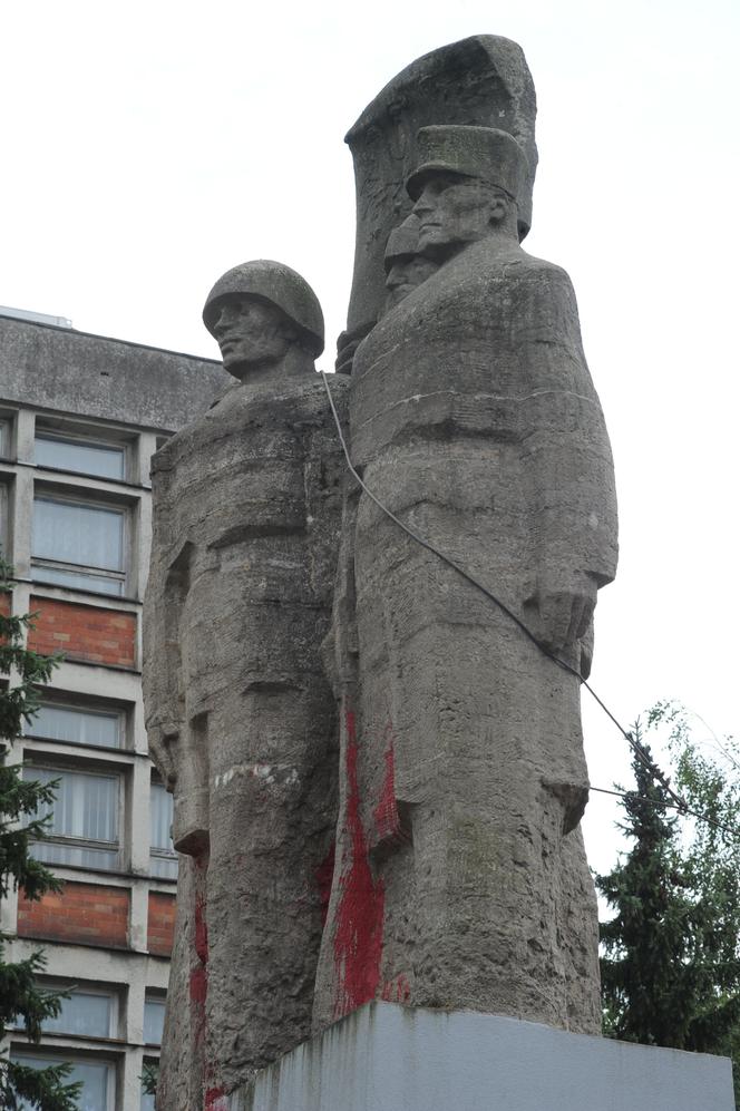 Zburzyli komunistyczny pomnik w Nowogardzie