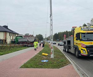 Dramat w Wołominie. Ciężarówka wjechała w dom, jedna osoba ranna