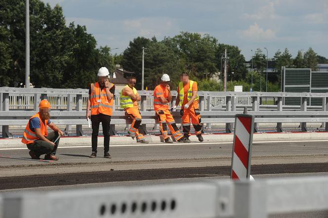 Zrywają asfalt na nowym moście. Skandal na POW