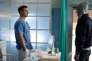 Na dobre i na złe odc. 960 po wakacjach. Mario (Marcin Korcz), Krzysztof Radwan (Mateusz Damięcki)