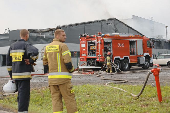 Wciąż płoną hale produkcyjne w Małopolsce. Strażacy apelują o nieotwieranie okien 