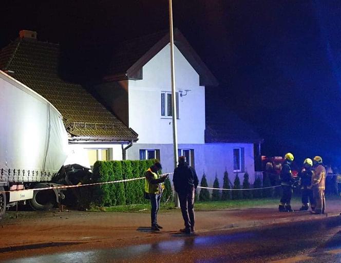 W miejscowości Przydargiń samochód ciężarowy uderzył w budynek mieszkalny. 