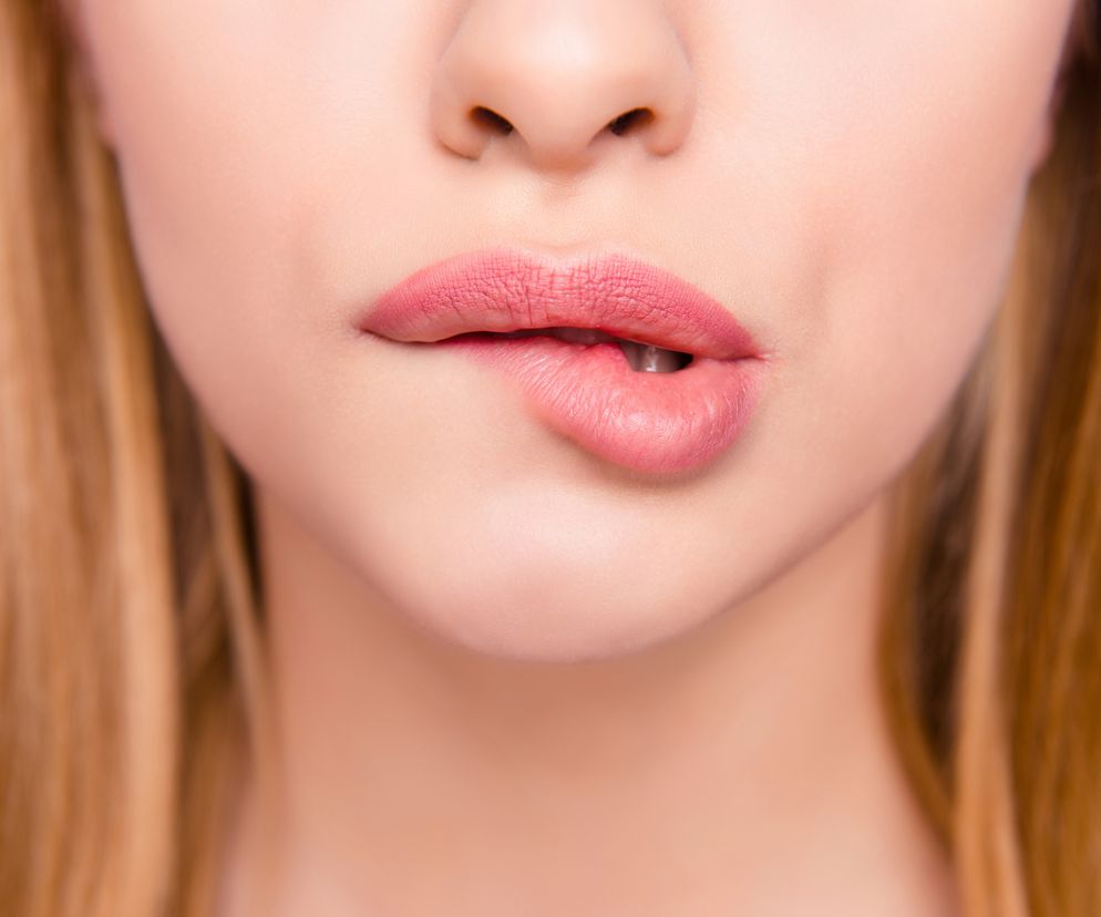 Kobieta gryzie usta