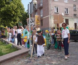 Dni Bajki 2024. W centrum Olsztyna zrobiło się bajkowo. Dzieci przejęły władzę nad miastem [ZDJĘCIA]