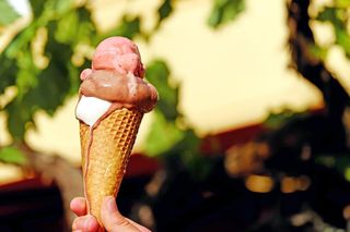 Lody na wakacjach. Jakie wybierać, a jakie omijać. Nie dajcie się oszukać!
